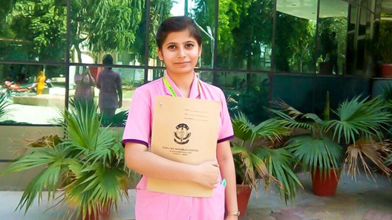 Read more about the article जब मैं मरीजों की देखभाल करती हूं, तो मुझे प्रभु के प्रेम का अनुभव होता है जिसने मुझे चंगा किया।